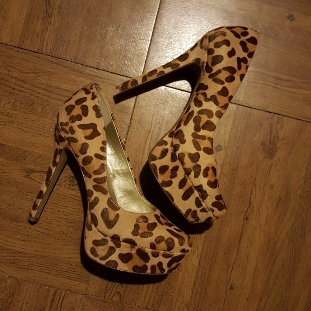 𝅺jessica Simpson high heels.